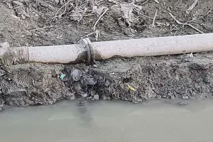 रायबरेली: पाइप लाइन की लीकेज से घरों में आ रहा गंदा पानी, ग्रामीण हो रहे बीमार