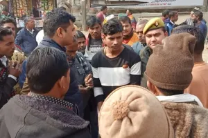 बरेली: सड़क किनारे सवारी उतारने पर होमगार्डों ने ऑटो चालक को जमकर पीटा