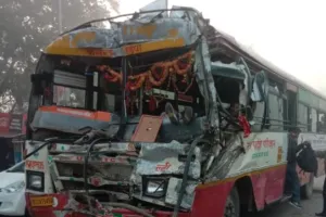 बरेली में भीषण हादसा: लखनऊ से देहरादून जा रही रोडवेज बस डंपर से टकराई, करीब 30 यात्री घायल, कई की हालत नाजुक