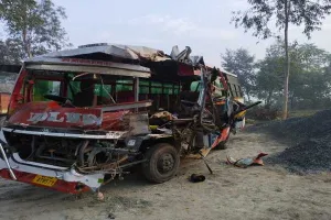 हरदोई: मोदी के कार्यक्रम से वापस आ रही सुरक्षाकर्मियों की बस ट्रक से भिड़ी