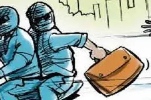 बांदा में शराब की दुकान के सेल्समैन से दो लाख की हुई लूट