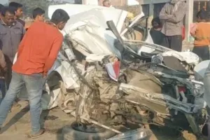 बहराइच में कार और ट्रक में भिड़ंत, युवा कल्याण अधिकारी समेत दो की मौत