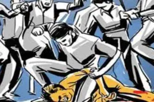 कानपुर: युवतियों को छेड़ने के चलते मनचले युवकों की ग्रामीणों ने की पिटाई, वीडियो वायरल