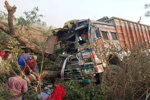 मिर्जापुर: अनियंत्रित ट्रक पेड़ से टकराया, चालक की उपचार के दौरान हुई मौत