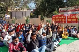 मुरादाबाद: मुख्य चिकित्साधिकारी कार्यालय बना धरना प्रदर्शन का अखाड़ा, इलाज और कामकाज ठप
