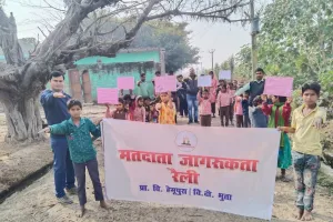 बरेली: यूटा ने चलाया मतदाता जागरुकता अभियान, लोगों को बता रहे मतदान का महत्व