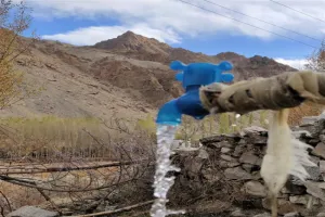 अल्मोड़ा: मुनस्यारी में शून्य से नीचे पारा, नलों में जमने लगा पानी