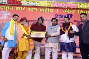 अयोध्या: नंदीग्राम में आयोजित हुआ 23वां भरतकुंड महोत्सव, वृंदावन के कलाकारों ने खेली फूलों की होली