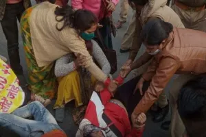 69 हजार शिक्षक भर्ती मामले में अभ्यर्थियों ने किया सीएम आवास का घेराव, पुलिस से हुई नोकझोंक