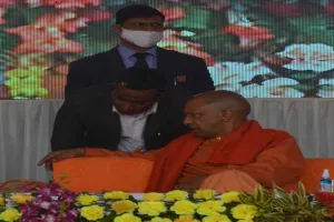 अयोध्या: जिलाधिकारी के कान में क्या कह गए सीएम योगी, जानें?