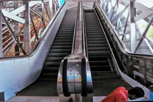 बरेली: तय समय पर स्वचलित सीढ़ियों का काम पूरा होना मुश्किल