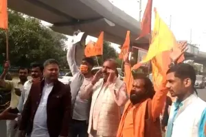 लखनऊ: भड़काऊ पोस्ट मामले में गिरफ्तार राजेश त्रिपाठी की रिहाई को लेकर हिंदू महासभा ने किया प्रदर्शन