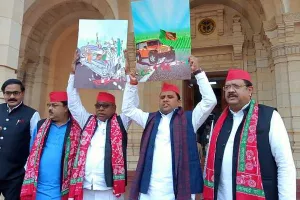 ‘टेनी’ मामले पर विधानसभा के बाहर सपा और कांग्रेस का धरना प्रदर्शन