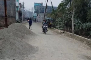 बरेली: तीन करोड़ का ठेका, सड़क बनाने में सिर्फ डाली बजरी