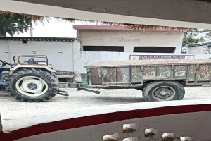 बहराइच: राजस्व विभाग ने बालू लदा ट्रैक्टर पकड़ा, पुलिस ने की मात्र ये कार्रवाई…