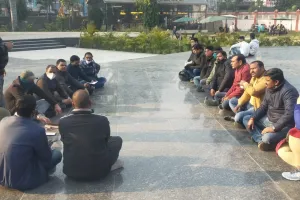 बरेली: अधिकारियों के खिलाफ शिक्षक लामबंद