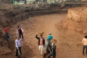 बरेली: पानी की टंकी की खुदाई से भवन को नुकसान पहुंचने की आशंका