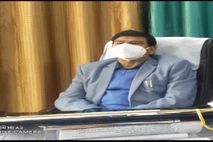 बहराइच: प्रसव के लिए नर्स ने बाहर से लिखी दवा, विरोध करने पर की अभद्रता…