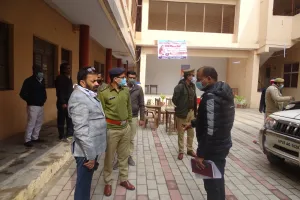 बरेली: शहर के मतदान केंद्रों का डीएम-एसएसपी ने किया निरीक्षण