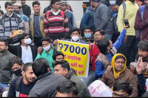 97 हजार शिक्षक भर्ती मामले में अभ्यर्थी मॉल एवेन्यू चौराहे पर दे रहे धरना, विधानसभा घेरने का किया प्रयास
