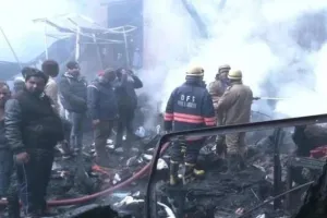 दिल्ली में लाल किले के सामने लाजपत राय बाजार में लगी आग,105 दुकानें जलकर खाक