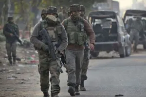 जम्मू-कश्मीर: सोपोर में लश्कर-ए-तैयबा आतंकियों के तीन मददगार गिरफ्तार, हथियार बरामद