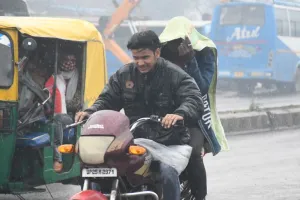 बरेली: लगातार हो रही रिमझिम बारिश ने बढ़ाई ठंड, लोगों की बढ़ी मुसीबत