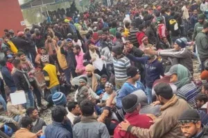 बिहार-यूपी में परीक्षार्थियों ने ट्रेन में लगाई आग, रेल मंत्री ने की अपील- रेलवे आपकी संपत्ति है इसे सुरक्षित रखें