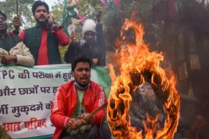 RRB-NTPC Exam: बिहार बंद के दौरान सड़क जाम व आगजनी, रोकी गई ट्रेनें, बना राजनीतिक मुद्दा