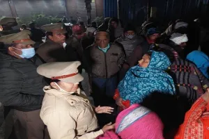 बिजनौर : युवक की मौत पर भड़के परिजन, एसपी आवास के सामने शव रखकर लगाया जाम