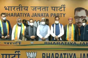 UP Election 2022: कांग्रेस विधायक नरेश सैनी के साथ मुलायम के समधी ने थामा बीजेपी का दामन