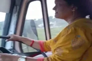 चालक को पड़ा दौरा तो महिला ने चलाई 10 किलोमीटर तक बस, सूझबूझ की हो रही सराहना