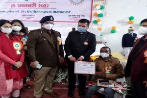 बहराइच: राष्ट्रीय मतदाता दिवस पर कविता पाठ करके दिव्यांग मिथिलेश ने जीता डीएम का दिल…