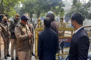 मुरादाबाद : नामांकन को लेकर पुलिस अलर्ट, हुई नोकझोंक