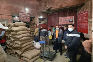 मुरादाबाद : राशन डीलर की दुकानों का किया निरीक्षण, कमियां मिलने पर लगाई फटकार