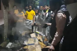 बरेली: कॉस्मेटिक की दुकान में लगी आग, लाखों का माल स्वाहा, पड़ोसियों ने मोटर चलाकर बुझाई आग