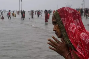 मकर संक्रांति के पर्व पर गंगासागर में साढ़े तीन लाख से अधिक श्रद्धालुओं ने लगायी डुबकी