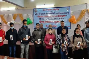 मुरादाबाद : छात्रों को मिला टैबलेट और स्मार्टफोन, खिले चेहरे