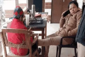 संभल थाने में युवक से पैर दबवा रहीं महिला दरोगा की फोटो वायरल, दी सफाई