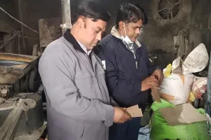 अमरोहा : खाद्य सुरक्षा विभाग की टीम ने छापेमारी कर भरे नमूने