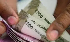 बाजपुर: कार से बरामद हुए एक लाख रुपये