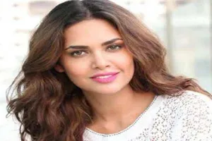 Esha Gupta Photos: अपने Quarantine Period को Enjoy कर रहीं हैं ईशा गुप्ता, सोशल मीडिया पर शेयर की फोटो, देखें…
