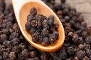 बरेली: काली मिर्च को महंगाई ने किया लाल, डेढ़ सौ रुपये का उछाल