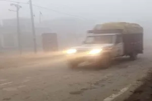 अमरोहा : घने कोहरे व शीतलहर से कंपकंपाए लोग, यातायात प्रभावित