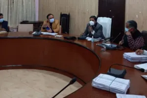 पीलीभीत: डीएम ने दिए निर्देश, कहा- युवाओं के टीकाकरण में लाएं तेजी
