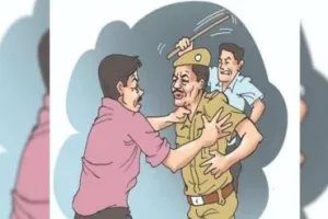 नानकमत्ता: स्मैक तस्करी के आरोप में महिला के घर पर दबिश देने पहुंची पुलिस को ग्रामीणों ने दौड़ा-दौड़ाकर पीटा