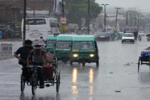 लखनऊ: 24 घंटे में रिकॉर्ड 6.7 डिग्री गिरा पारा, बारिश व सर्द हवाओं के साथ लौटी गलन…