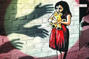 नाबालिग से दुष्कर्म  के मामले में कलेक्टर आवास का घेराव