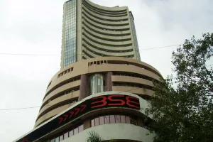 शुरुआती कारोबार में सेंसेक्स 700 अंक से अधिक चढ़ा, निफ्टी 17,000 के पार पहुंचा