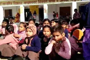 लखनऊ: हाड़ कंपा देने वाली ठंड में 45 लाख मासूमों को अब तक नहीं मिला स्वेटर…